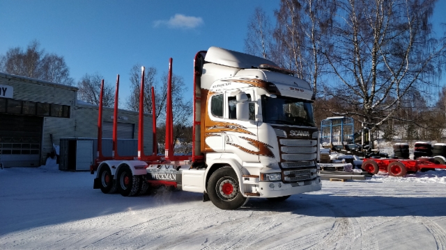 Puutavarayhdistelmä pihalla talvella
