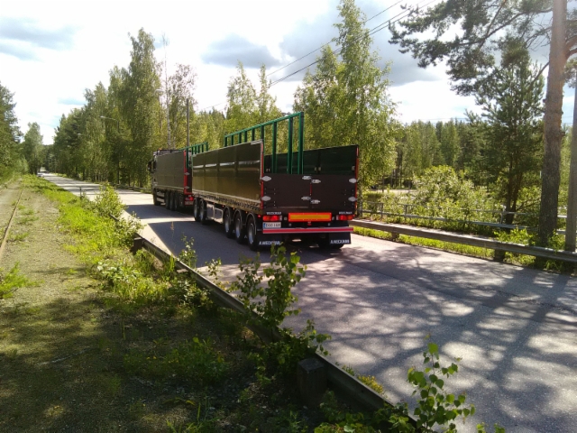 Lavaperävaunu yhdistelmässä metsätiellä